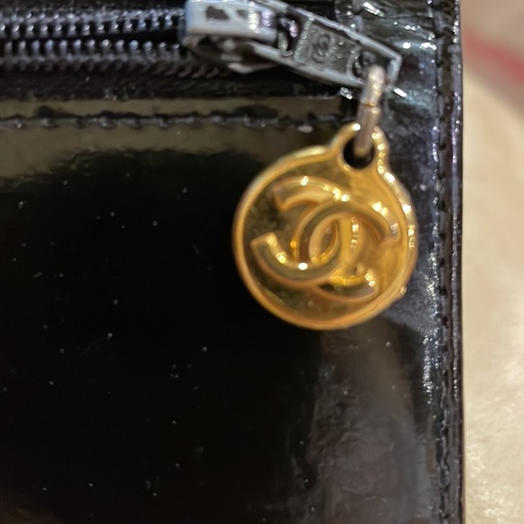 Chanel patent leather wallet with chain - Picture 13 of 16